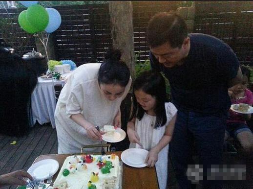 王菲李亚鹏聚首 齐贺女儿李嫣八岁生日