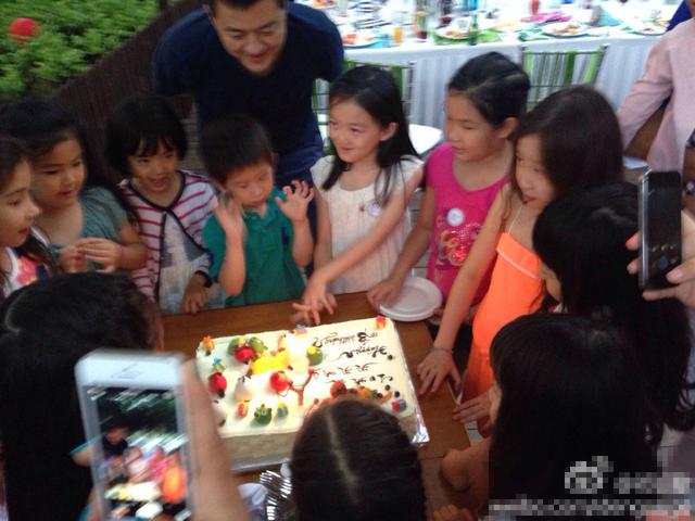 王菲李亚鹏聚首 齐贺女儿李嫣八岁生日