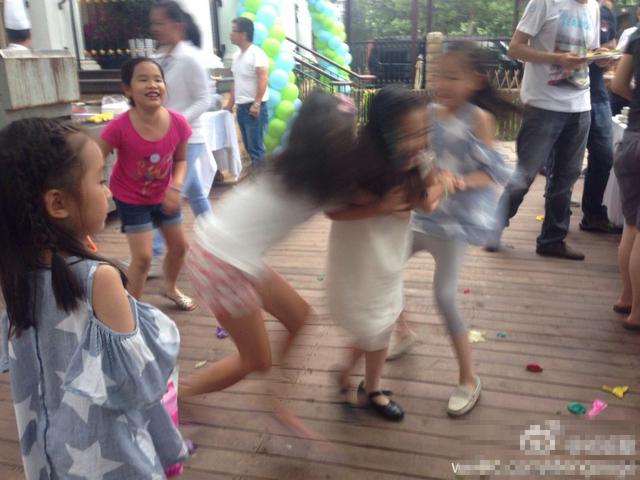 王菲李亚鹏聚首 齐贺女儿李嫣八岁生日
