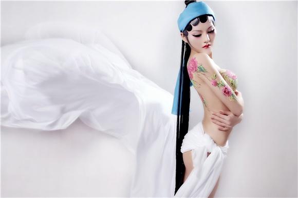 张心儿曝京剧元素半裸照