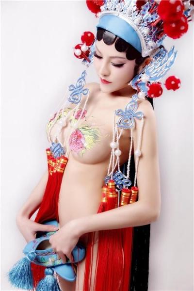 张心儿曝京剧元素半裸照