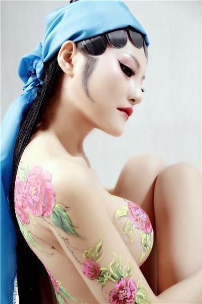 张心儿曝京剧元素半裸照