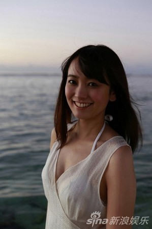 当小三女主播解放火辣胴体 湿身戏水