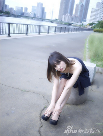 当小三女主播解放火辣胴体 湿身戏水