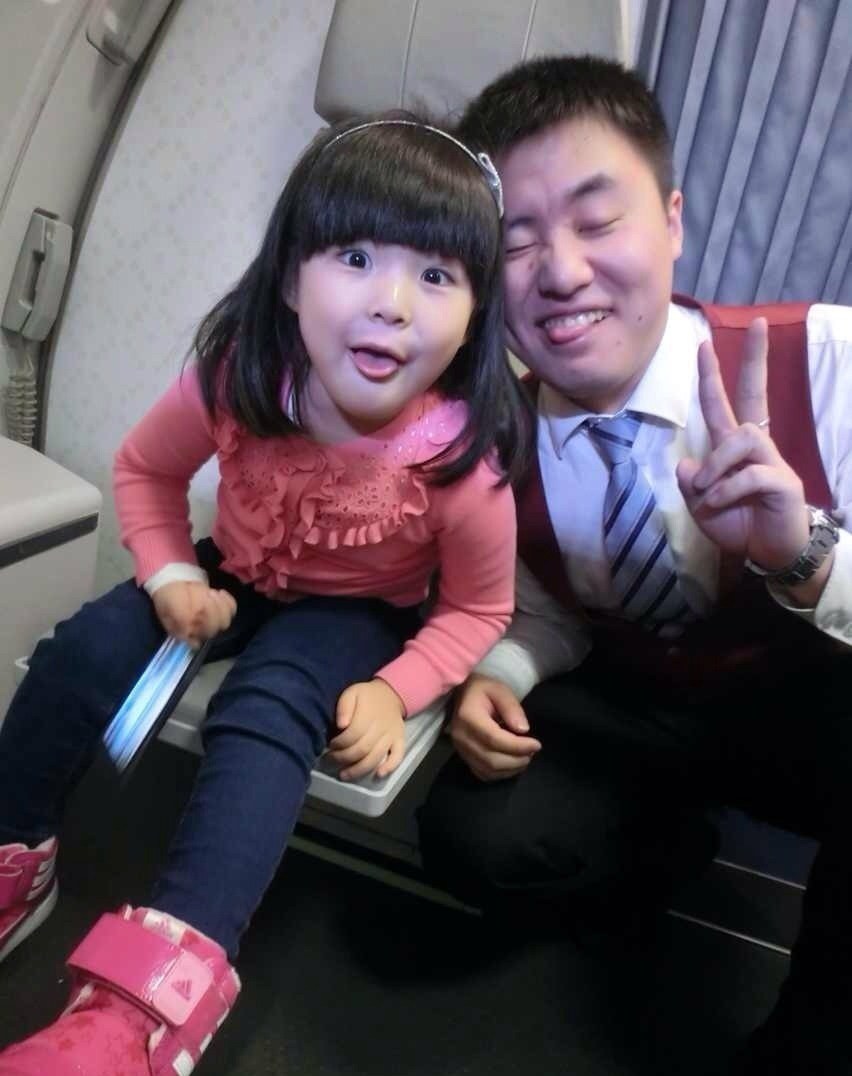 王诗龄坐飞机与乘务员合影 吐舌卖萌