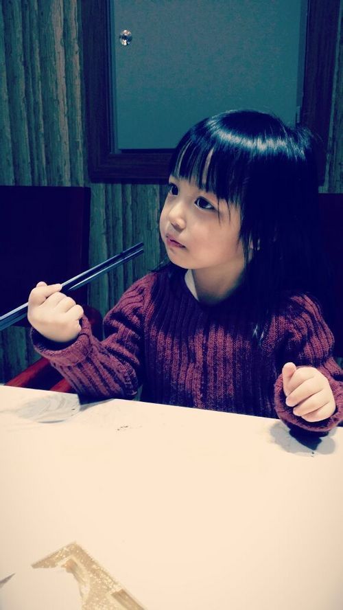 赵薇晒小四月吃饭照 动作优雅淑女范十足