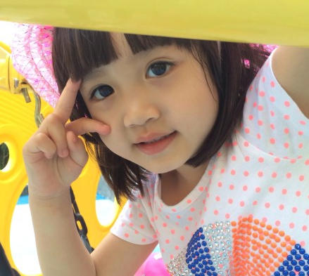 钟丽缇爱女庆祝四岁生日 靓妈萌女疼爱之情溢于言表（组图）