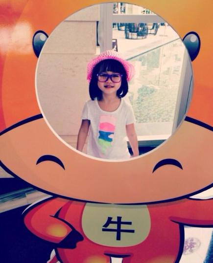 钟丽缇爱女庆祝四岁生日 靓妈萌女疼爱之情溢于言表（组图）