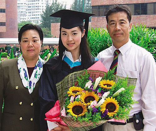 叶翠翠大学毕业时和父母合影