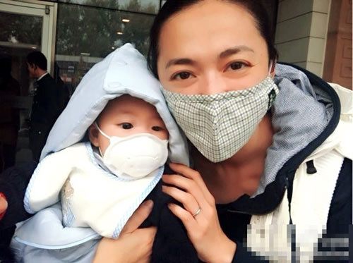 姚晨带儿子玩雪 网友赞小土豆越来越精灵