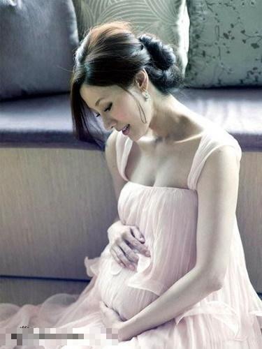 李嘉欣可算是个高龄产妇 年过40才首度怀孕