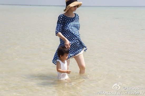 孙俪挺孕肚与家人海边游玩