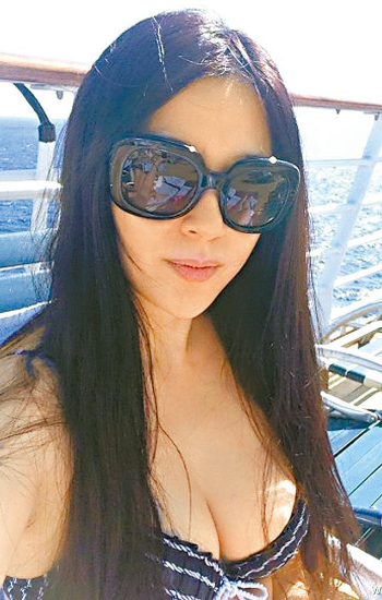 傅明宪晒性感泳衣照 三点式自拍露深长事业线